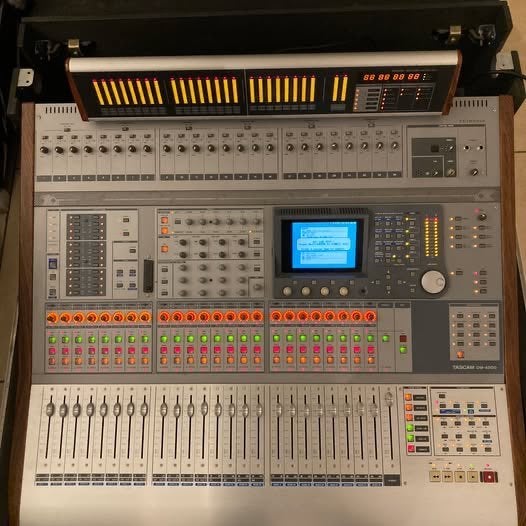 Tascam DM-4800 + Meterbridge + Case + IF-FW/DM + IF-AD/DM, Musique & Instruments, Tables de mixage, 20 canaux ou plus, Entrée micro