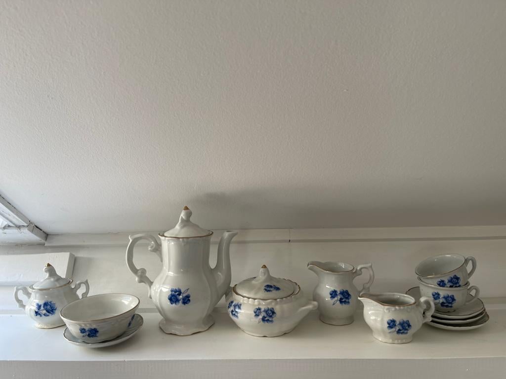 Porseleinen kinderserviesje, Ophalen
