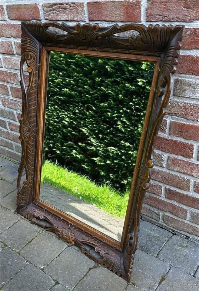 miroir ancien avec un cadre en bois  sculpté, orné de motifs, Enlèvement