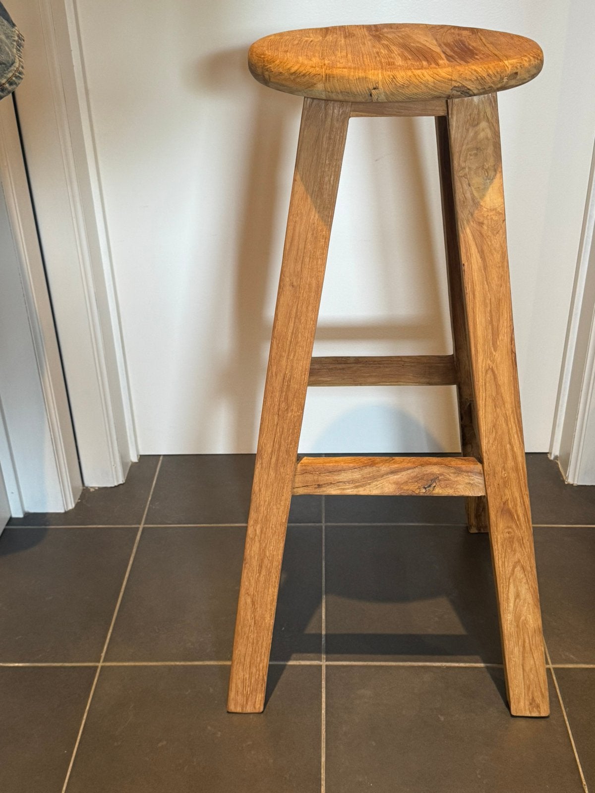 Teak houten kruk - Tall Men Standing, Huis en Inrichting, Ophalen, Zo goed als nieuw