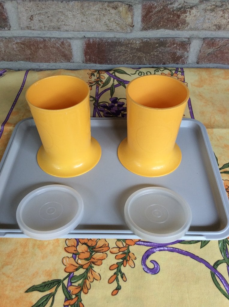 TUPPERWARE KINDERBEKER MET VOET EN DEKSEL, Geel, Beker of Kan, Ophalen of Verzenden, Zo goed als nieuw