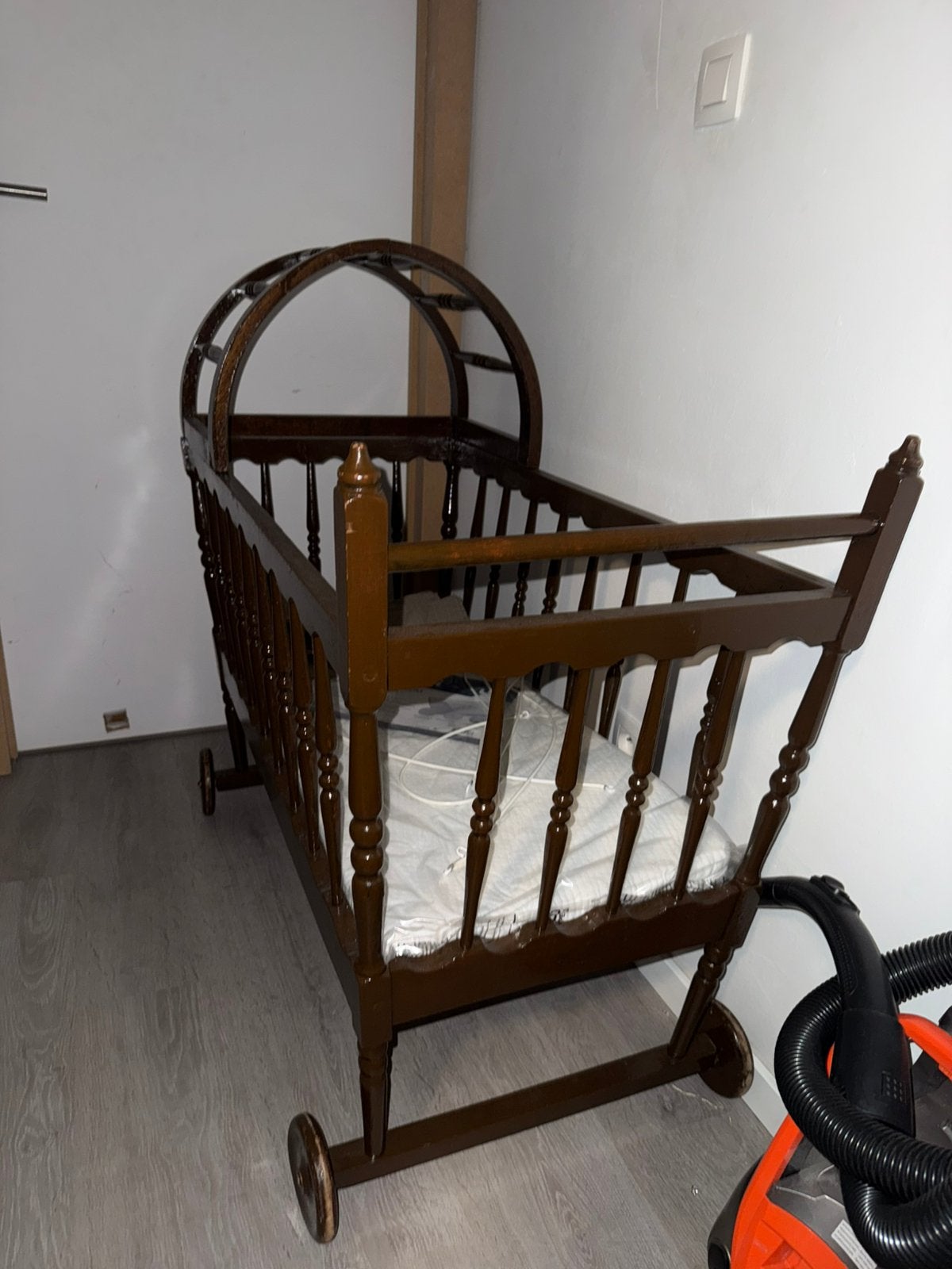 Babybedje met nieuw ongeopend matras, Ophalen