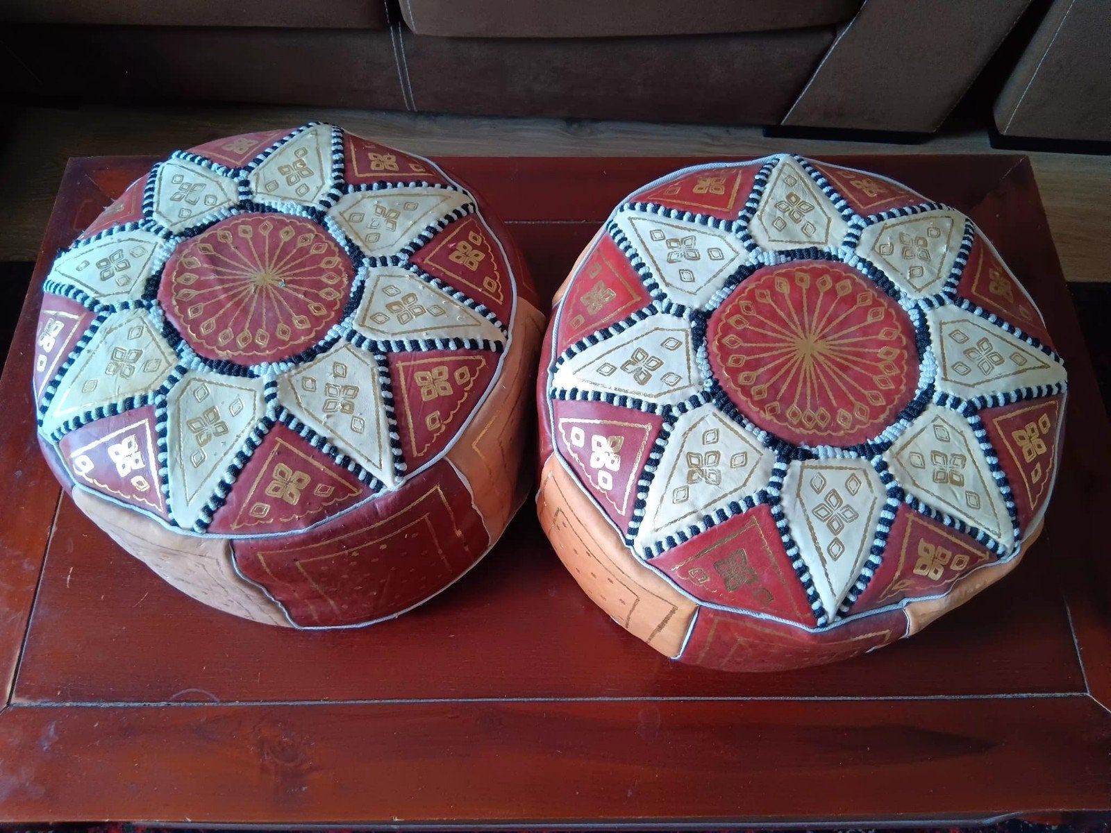 Poufs orientals en cuirs, Enlèvement