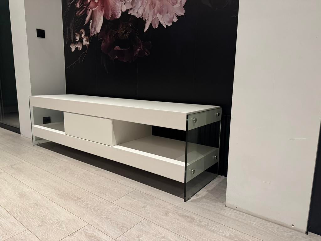 Meuble TV blanc en bois avec pieds en verre et un tiroir, Ophalen, 150 tot 200 cm, Zo goed als nieuw, Minder dan 100 cm