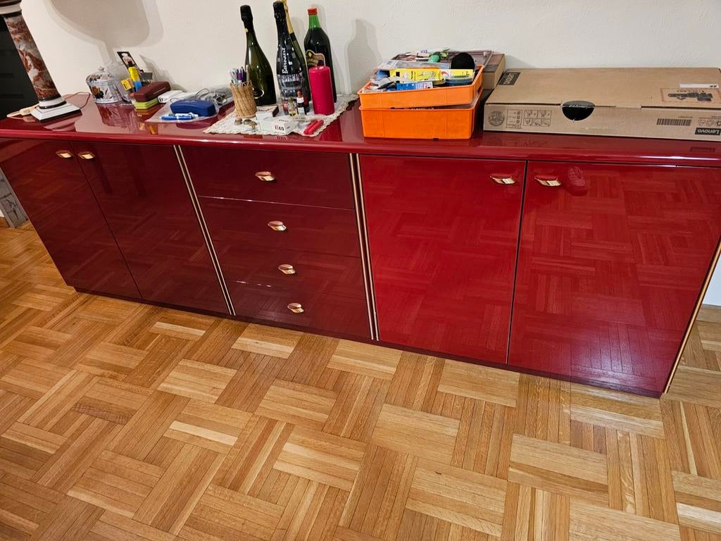 Rood gelakt dressoir
Italië, jaren 80, Huis en Inrichting, Kasten | Dressoirs, Ophalen