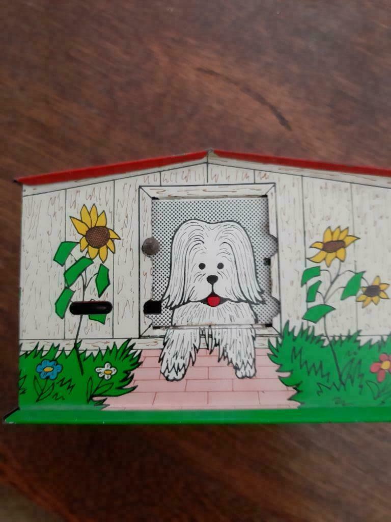 Spaarpot in vorm van hok met hondje, Verzamelen, Spaarpotten, Ophalen of Verzenden, Gebruikt, Metaal of Blik, Dier