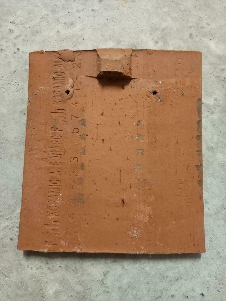Halve tegelpan (origineel "hulpstuk"), Doe-het-zelf en Bouw, Ophalen, Nieuw, Rood, Steen of Klei