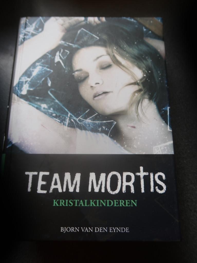 boek thriller young adult team mortis, Boeken, Ophalen of Verzenden, Zo goed als nieuw