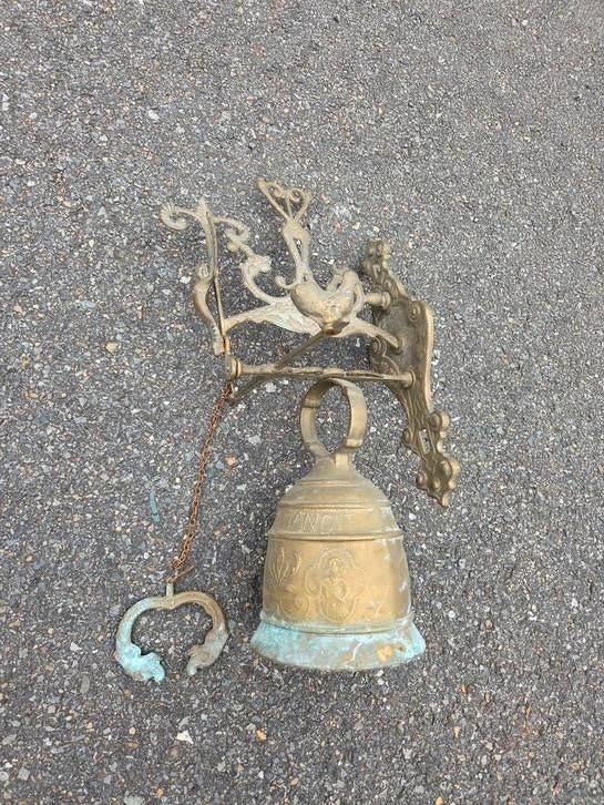 Oude gegoten koperen deurbel., Antiek en Kunst, Ophalen of Verzenden, Koper