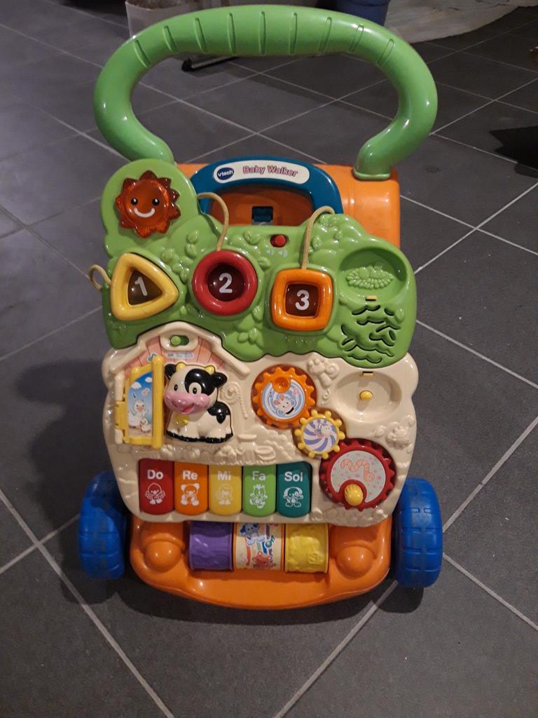 babywalker vtech werkt  zeer goed met muziek en geluiden, Kinderen en Baby's, Ophalen, Gebruikt, 6 maanden tot 2 jaar