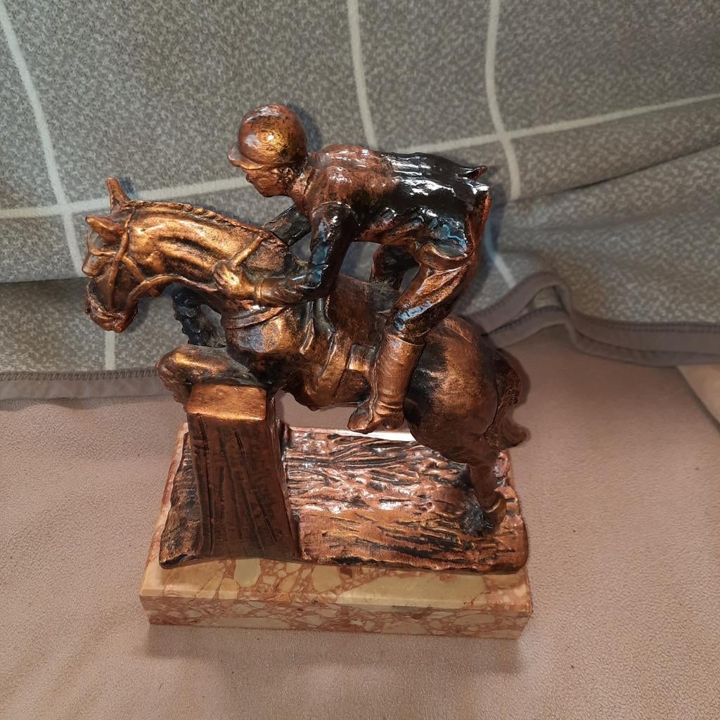 Cavalier en pleine action. Socle en marbre. De couleur bronz, Enlèvement ou Envoi