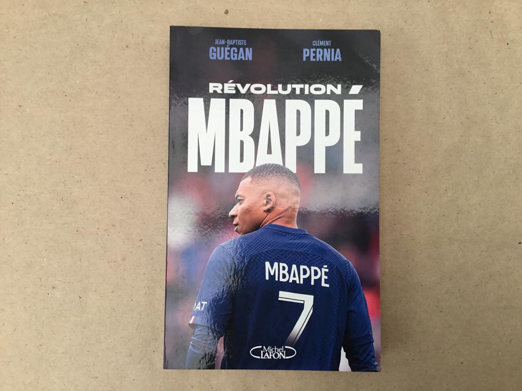 Livre Révolution Mbappé, Livres, Livres de sport, Comme neuf, Sport de ballon, Enlèvement ou Envoi