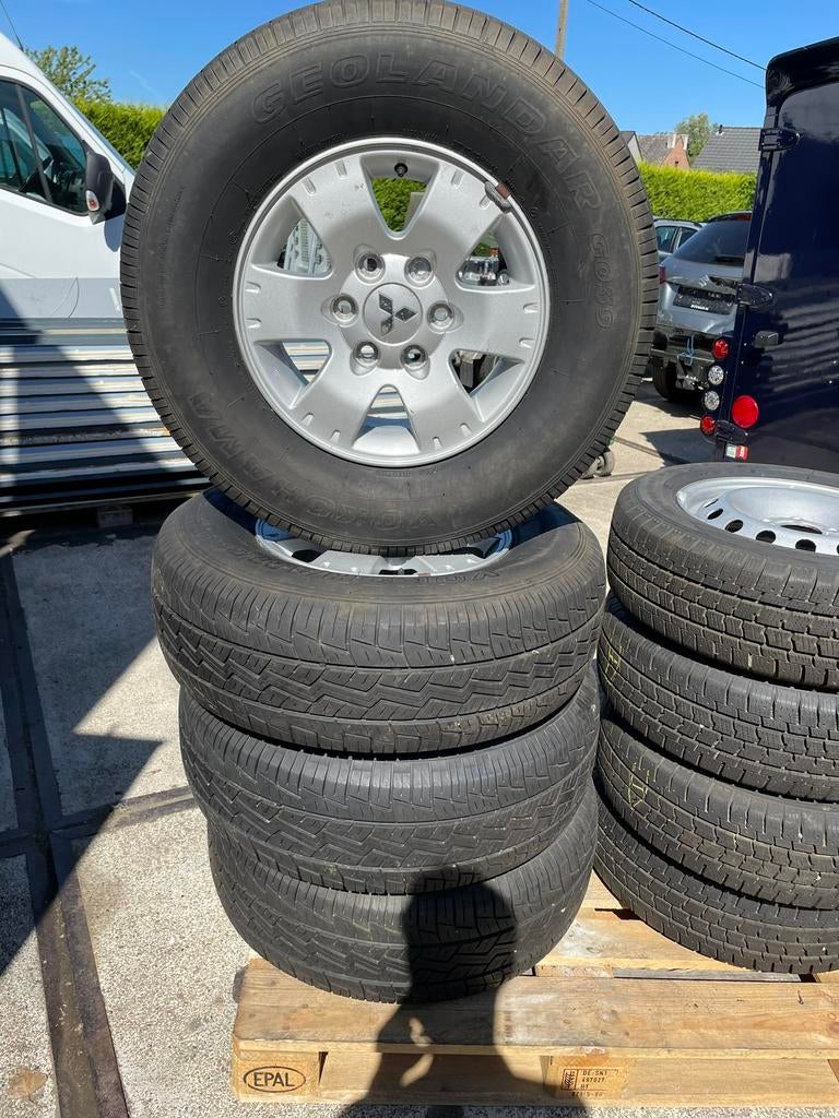 Mitsubishi Pajero wielen 265/70 R16, Enlèvement