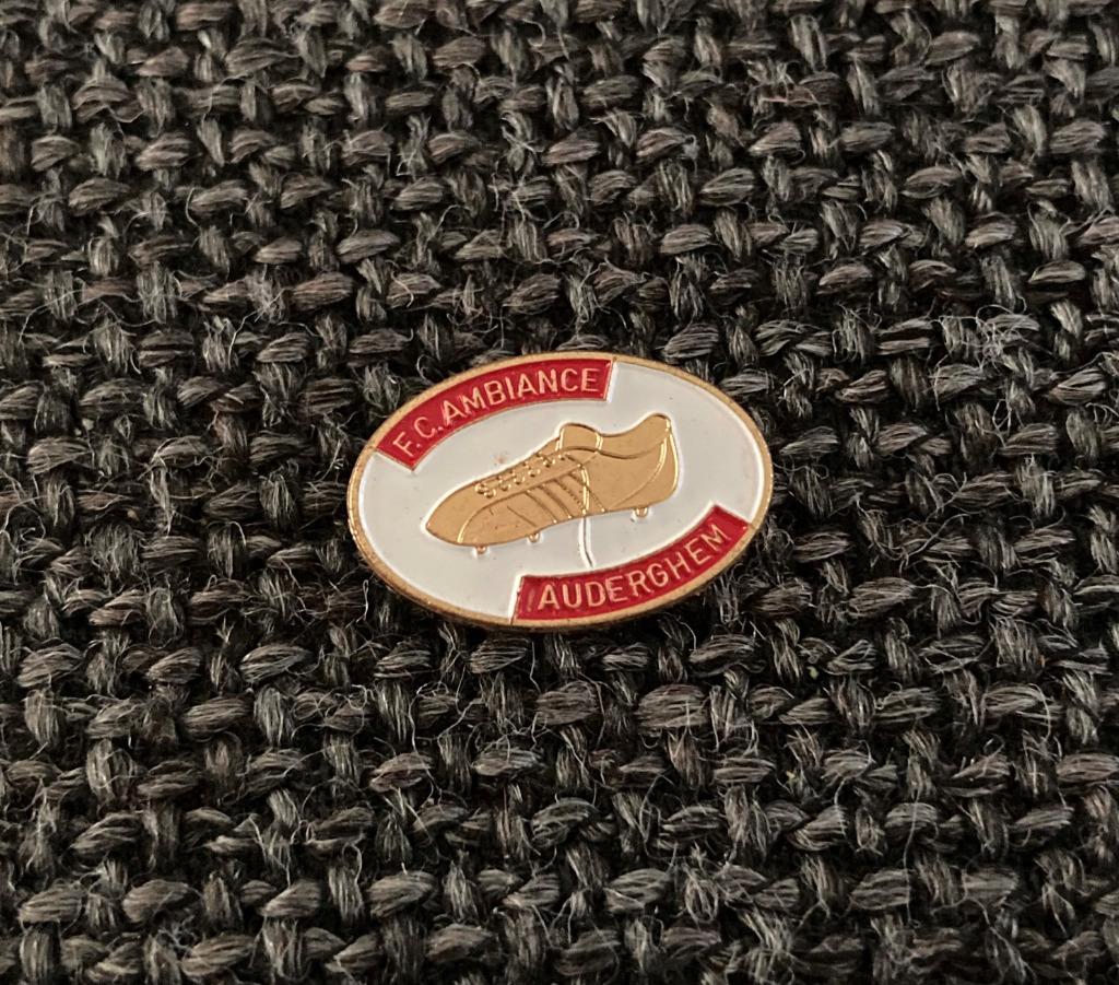 PIN - F.C. AMBIANCE - AUDERGHEM - VOETBAL - FOOTBALL, Envoi, Utilisé, Sport, Insigne ou Pin's