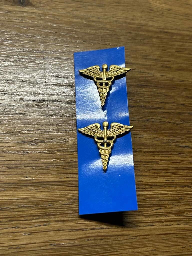 WWII - insigne de col <officier> du MEDICAL CORP U.S. origin, Envoi, Autres, Autres types