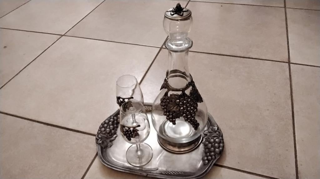 Tinnen schotel met fles en glas, Ophalen
