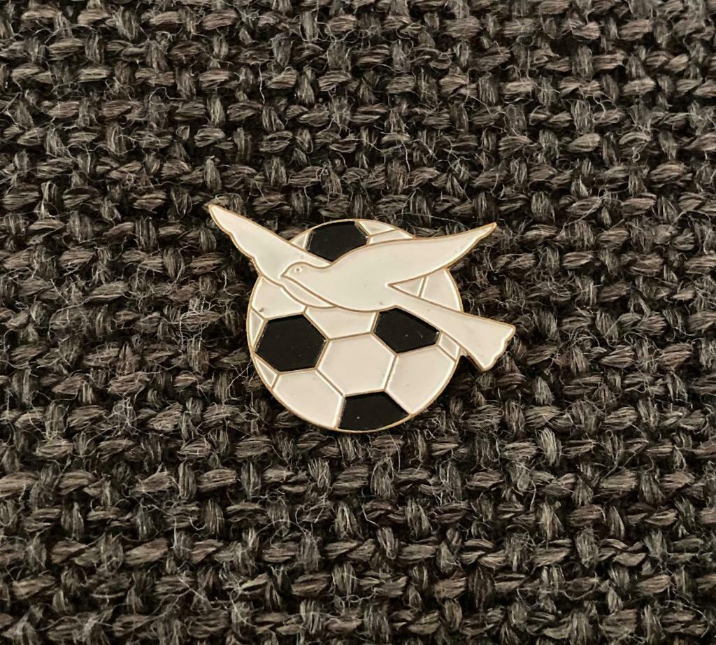PIN - VOETBAL - FOOTBALL - FOOT, Envoi, Utilisé, Sport, Insigne ou Pin's