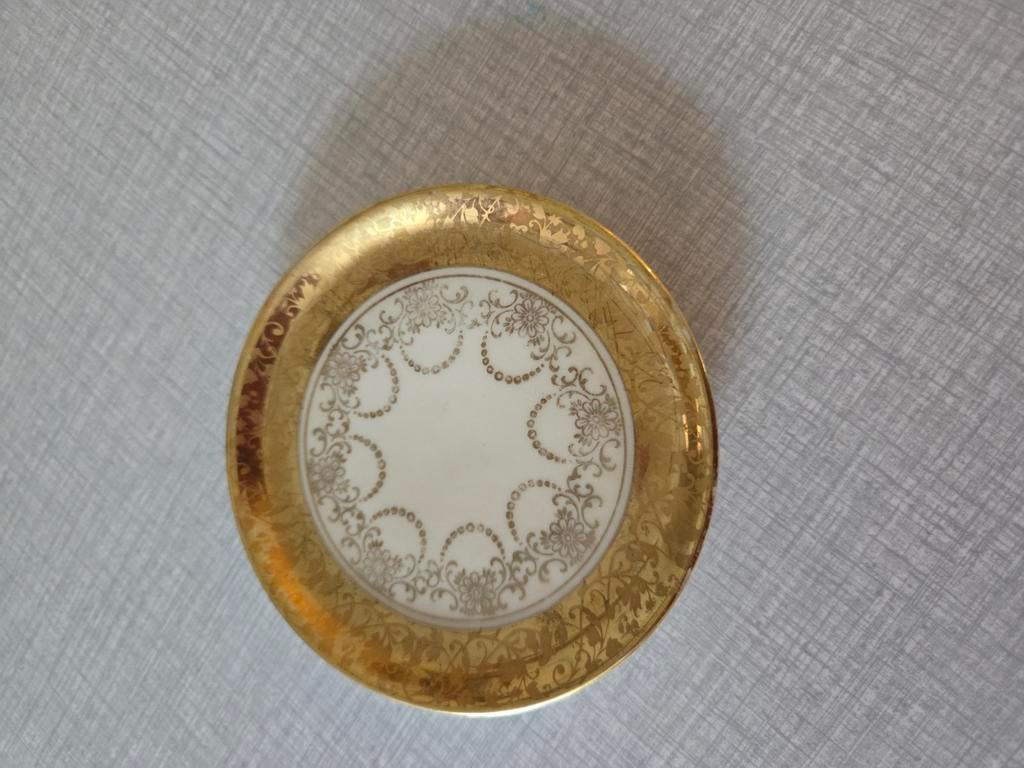 1 assiette ronde en porcelaine, estampillée, Enlèvement ou Envoi
