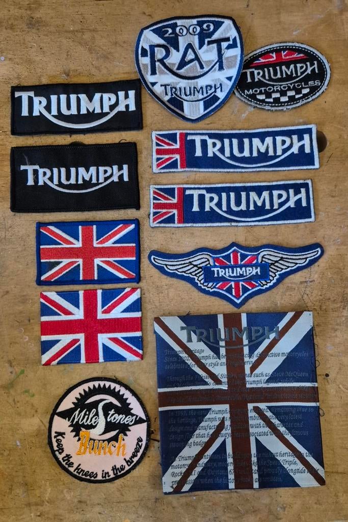 Set van 11 Triumph-insignes, Motoren, Ophalen of Verzenden