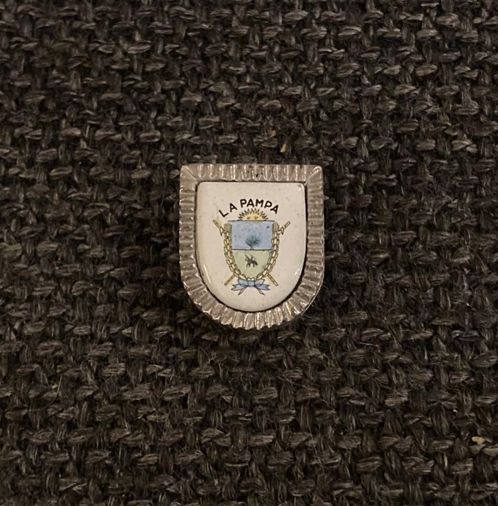 BROCHE - LA PAMPA - ARGENTINIË - ARGENTINA, Envoi, Utilisé, Ville ou Campagne, Insigne ou Pin's
