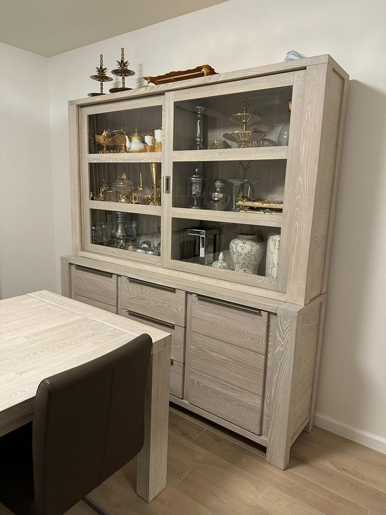 Eet tafel met 6 stoelen en dressing, Huis en Inrichting, Kasten | Buffetkasten, Ophalen, Zo goed als nieuw