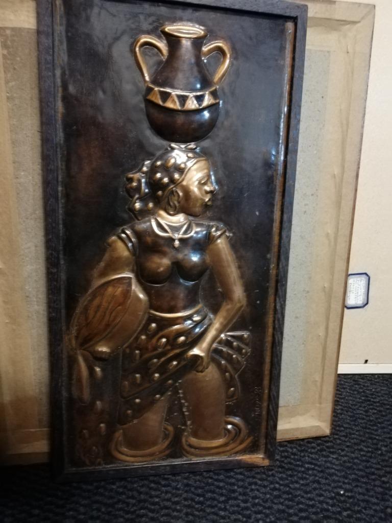 Art en relief en cuivre, 'Femme portant une cruche sur tête, Enlèvement ou Envoi