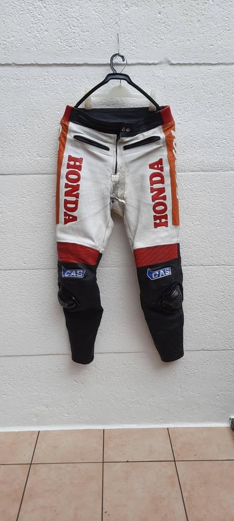Repsol moto of skaterbroek voor degene die graag stunts doen, Enlèvement