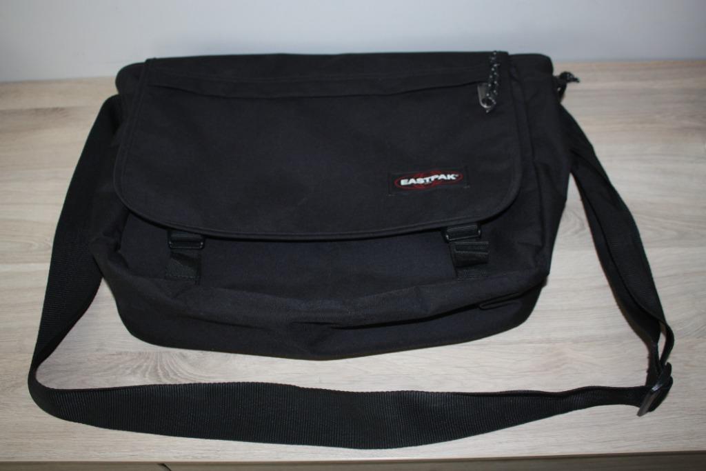 Eastpak laptop tas , rits en clips sluitingen , draagriem..., Computers en Software, Laptoptassen, Zo goed als nieuw, 15 inch