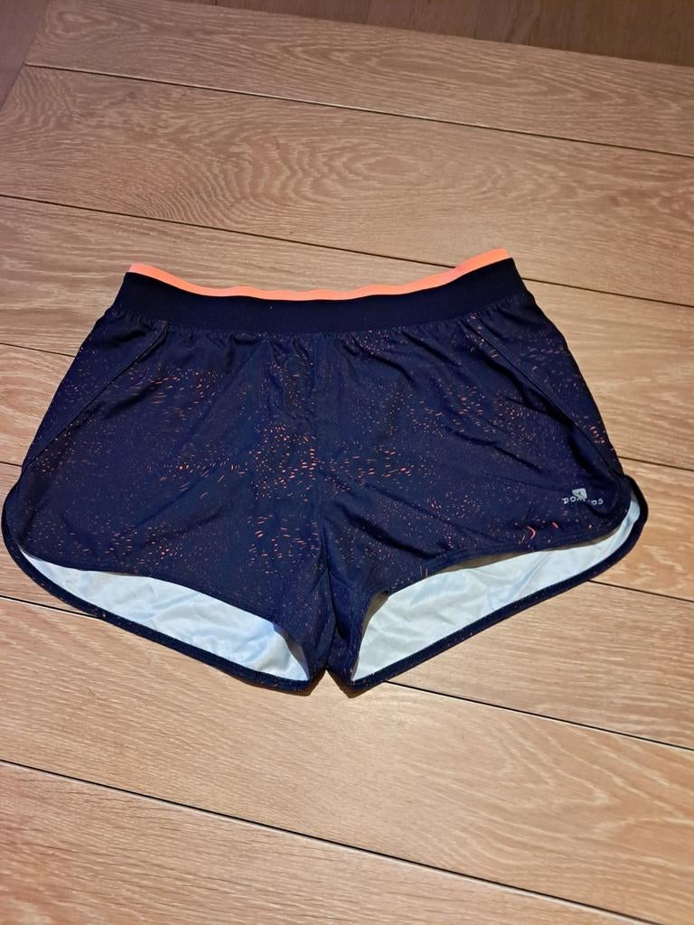 Donkerblauwe en koraalkleurige hardloopshort van Domyos, maa, Sport en Fitness, Loopsport en Atletiek, Ophalen of Verzenden, Nieuw