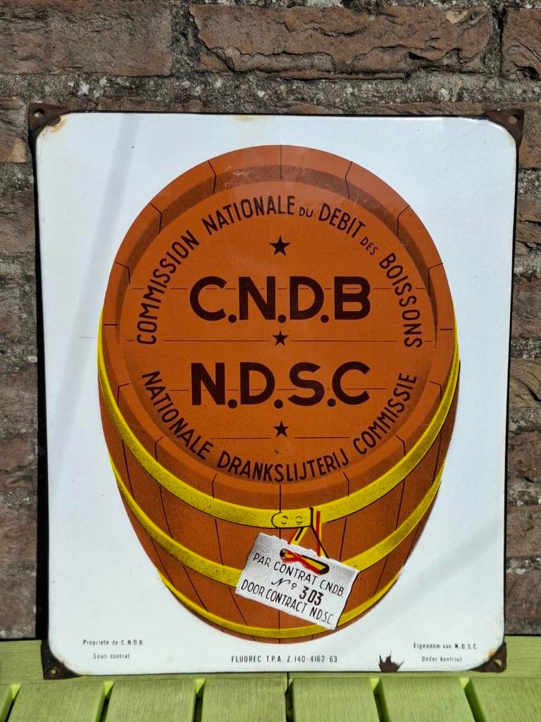 Authentiek emaillebord C.N.D.B. drankslijterij jaar 63, Verzamelen, Biermerken, Zo goed als nieuw, Reclamebord, Plaat of Schild