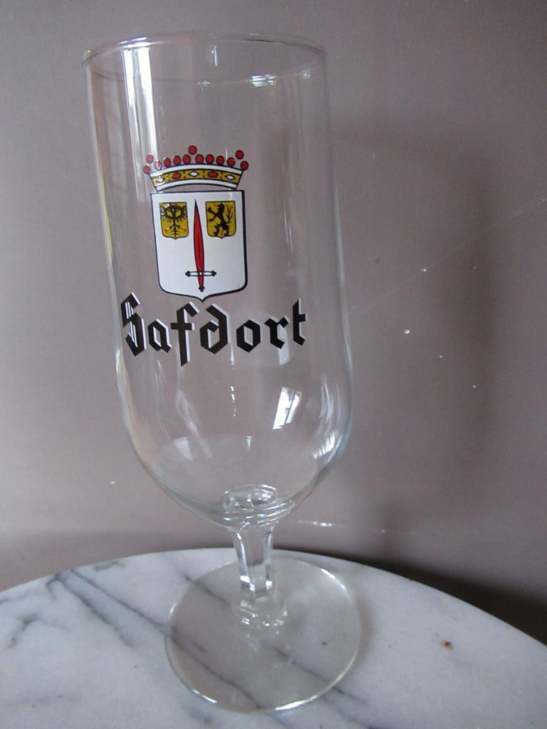 8 verres à bière sur pied ht 17,5 cm Ø 6,7 cm neufs Sofdort, Ophalen of Verzenden, Nieuw, Glas of Glazen, Overige merken
