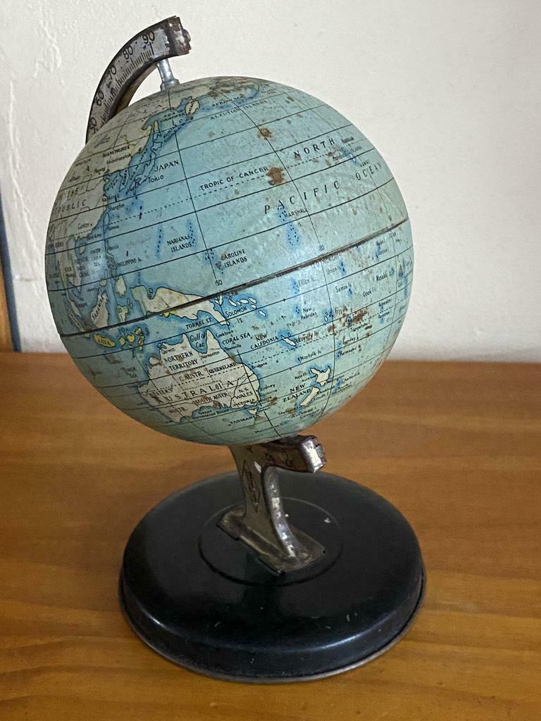 Ancien mac monde en tôle (made in en glande) bon état