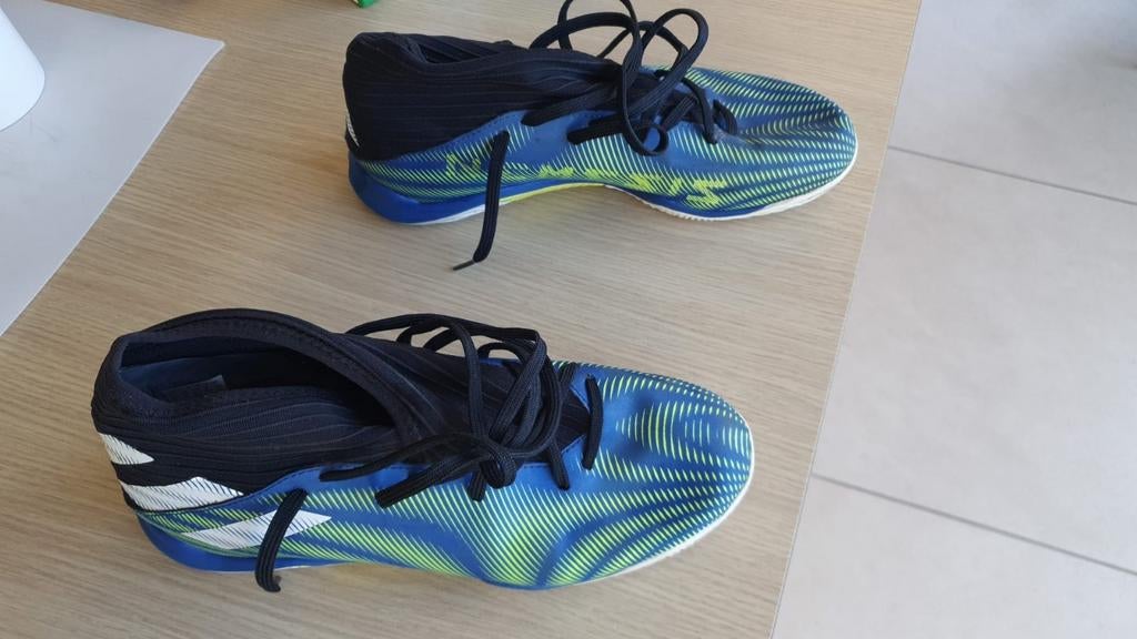 zaalvoetbal schoenen Adidas Nemesis /maat 42, Sport en Fitness, Voetbal, Ophalen of Verzenden, Gebruikt, Schoenen