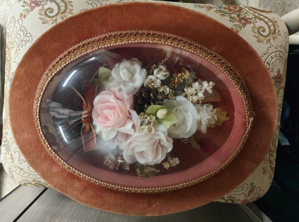 Cadre à fleurs ovale et en velours., Enlèvement