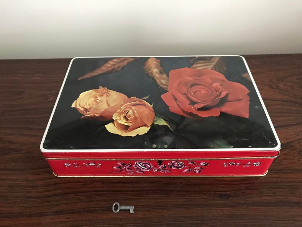 Oud blik blikken doos Jacques chocolade rozen met sleuteltje, Ophalen of Verzenden, Gebruikt