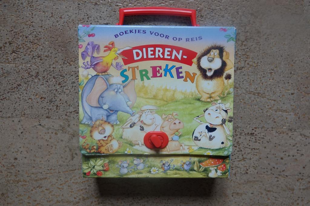 4 boekjes Dierenstreken in reiskoffertje, Enlèvement ou Envoi, Comme neuf