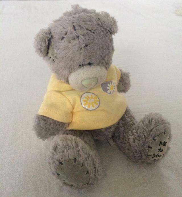 grijs Me to You beertje 20 cm kleertjes geel t-shirt bloemen, Kinderen en Baby's, Ophalen of Verzenden, Zo goed als nieuw, Beer