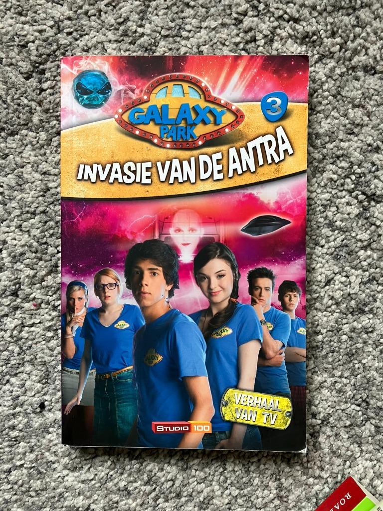 kinderboek: Galaxy park INVASIE VAN DE ANTRA, Boeken, Ophalen of Verzenden, Zo goed als nieuw