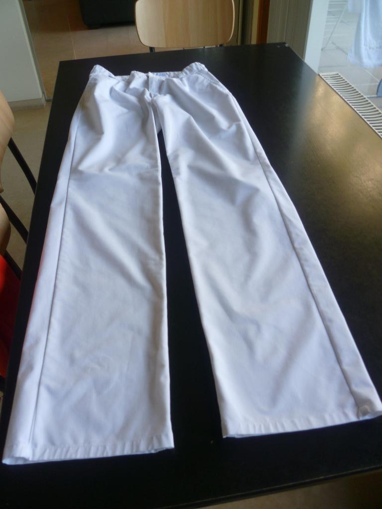 2 witte broeken voor zorgberoep (€12/1 of €20/2), Comme neuf, Blanc, BP, Enlèvement