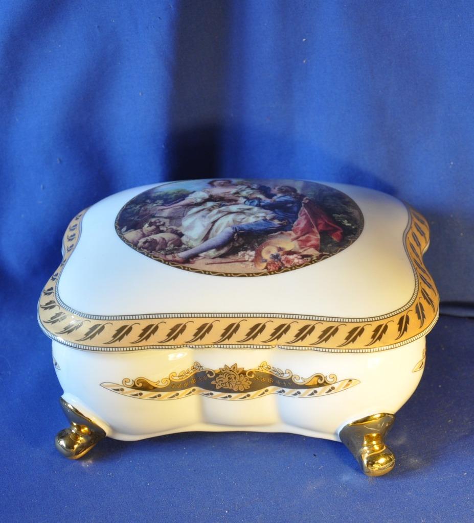 boite pour biscuit en porcelaine de limoges decor galants, Ophalen of Verzenden