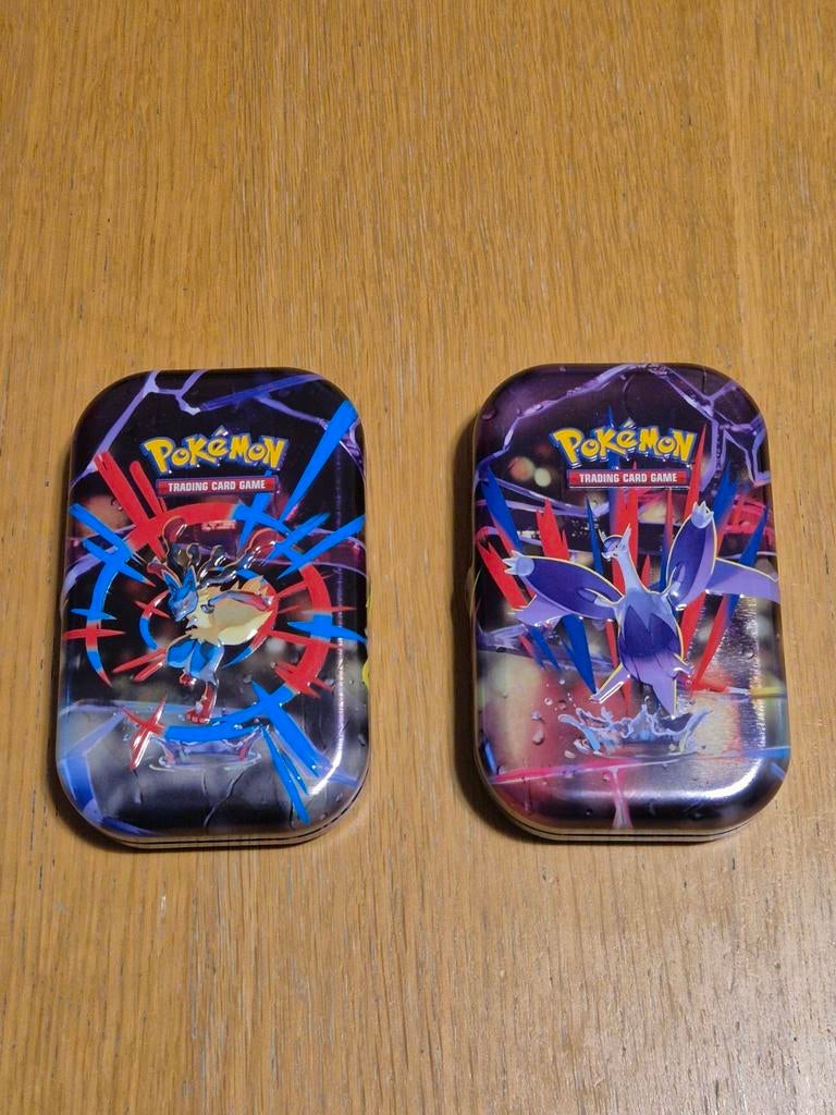 Set van 2 Mini Tin Pokémon Mega Evolution (leeg), Hobby en Vrije tijd, Ophalen of Verzenden, Zo goed als nieuw