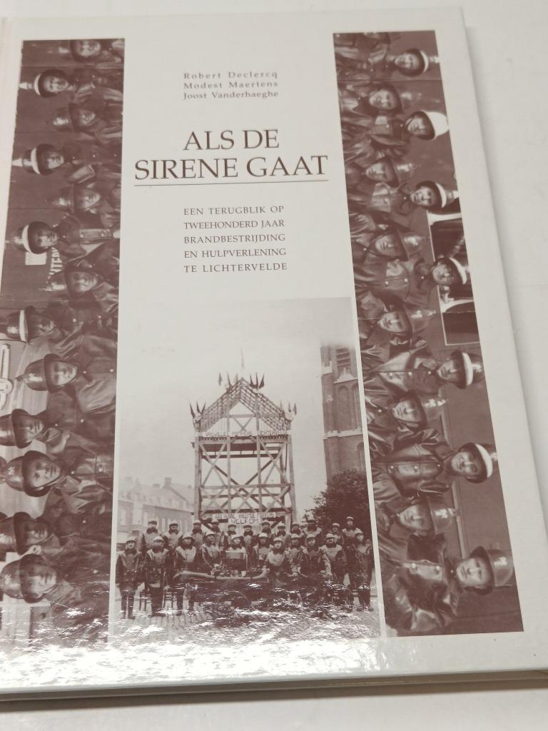 Als de sirene gaat brandweer Lichtervelde, Ophalen of Verzenden, Zo goed als nieuw