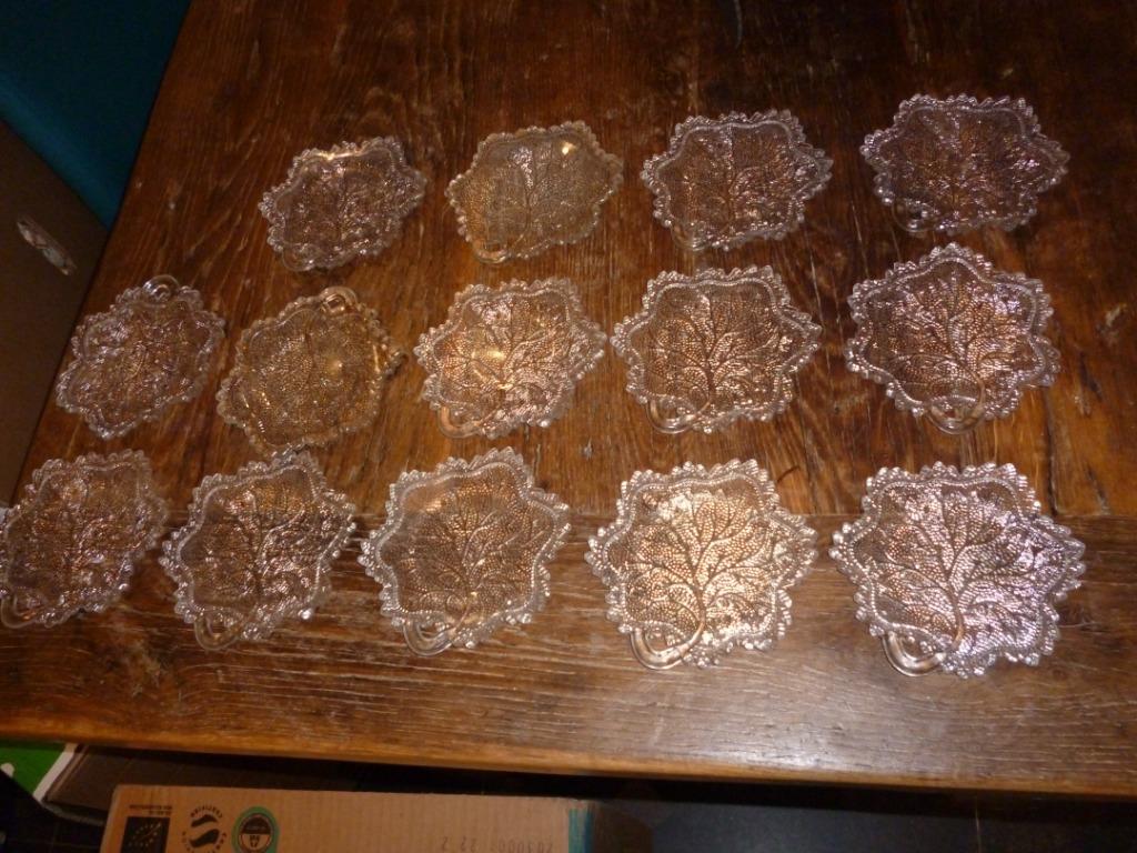 14 onderzetters in glas fijne decoratie bladvorm onderlegger, Antiek en Kunst, Ophalen
