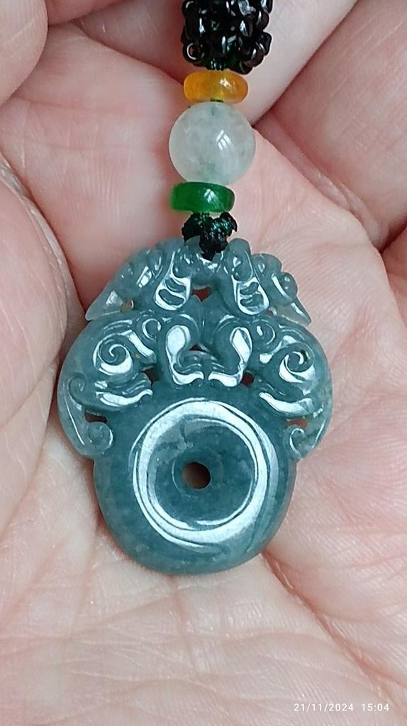 Pendentif sculpté en jade type A, Neuf, Pierre ou Minéral, Enlèvement ou Envoi, Avec pierre précieuse