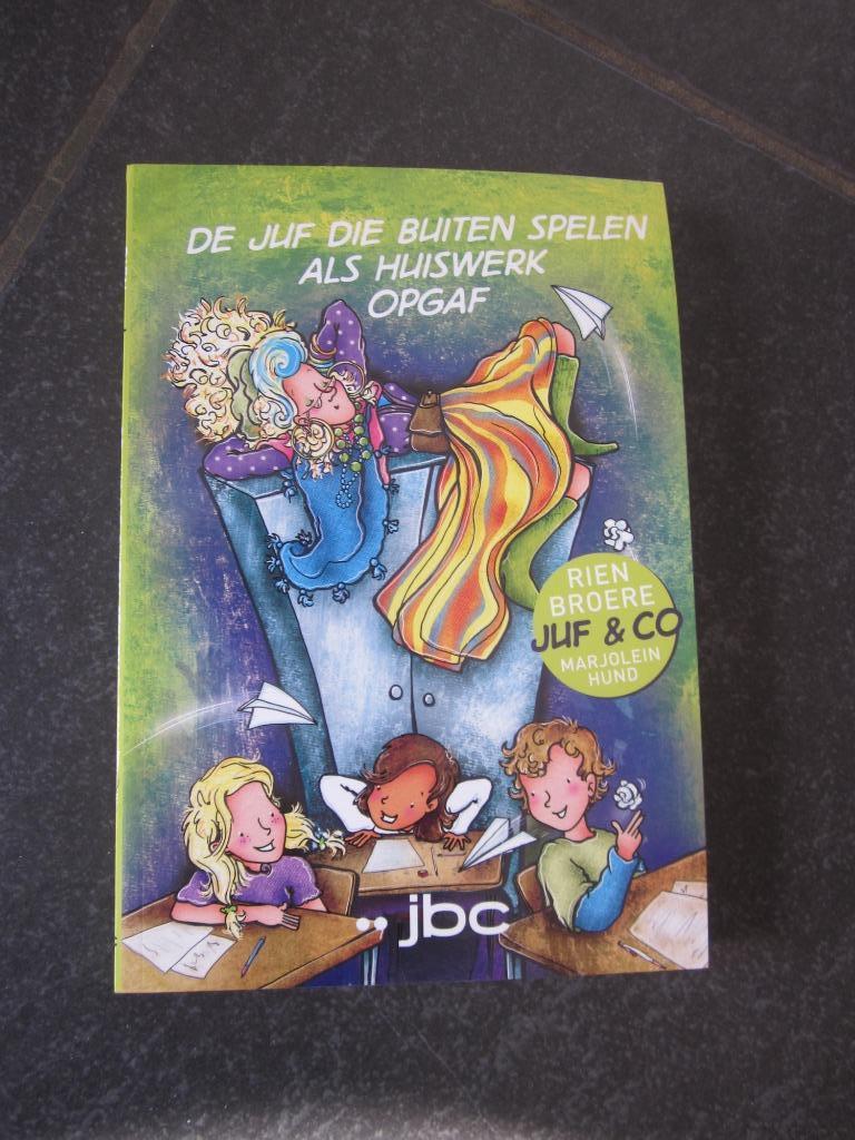 boek De juf die buiten spelen als huiswerk opgaf, Ophalen of Verzenden, Zo goed als nieuw, Fictie algemeen