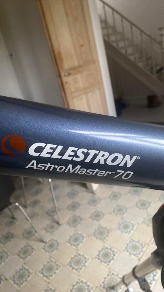 Télescope Celestron Astromaster 70, Enlèvement ou Envoi, Comme neuf, Moins de 80 mm, Avec trépied