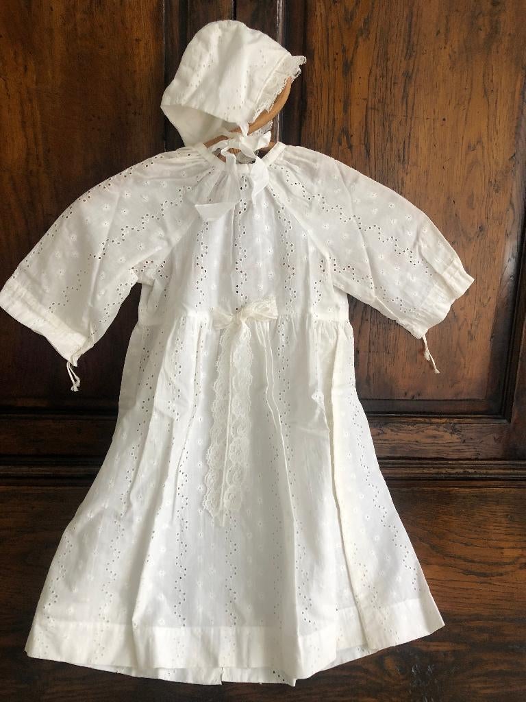 Robe de baptême vintage en tissu à broder avec chapeau, Enfants & Bébés, Enlèvement, Utilisé
