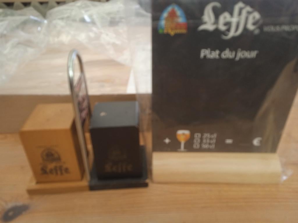 Menu krijtbordje en zout en pepervat in houder Leffe, Ophalen, Zo goed als nieuw