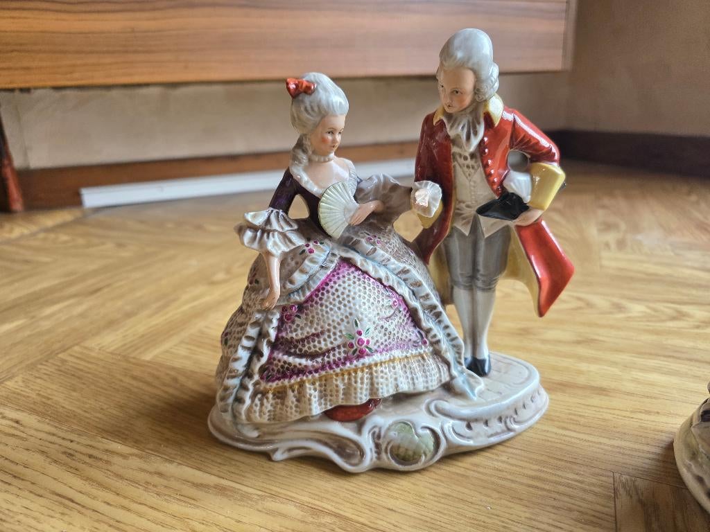 Porselein beeldjes in rococo stijl, Ophalen
