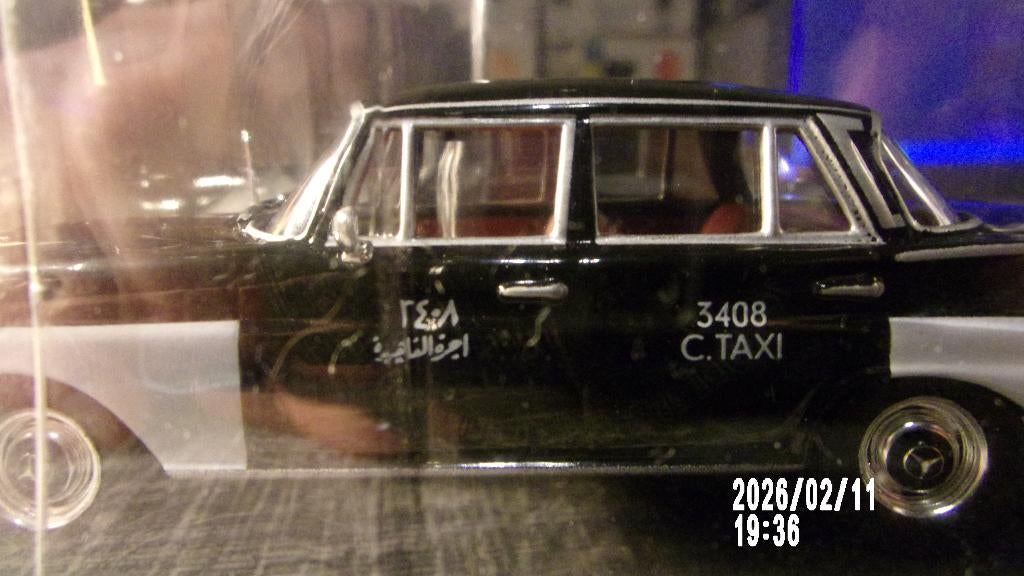 MERCEDES 200D 64 TAXI du CAIRE.IXO NEUF,BLISTER + VITRINE, Hobby en Vrije tijd, Modelauto's | 1:43, Nieuw, Auto, Overige merken